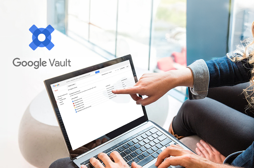 Um homem e uma mulher sentados em um sofá olhando para um laptop. Na tela do laptop está a interface do Google Vault.
