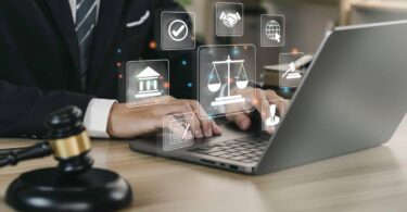 Mão do empresário ou advogado com ícone de serviços jurídicos na tela do laptop .
