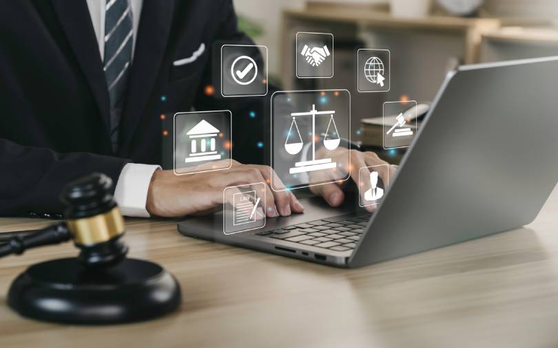 Mão do empresário ou advogado com ícone de serviços jurídicos na tela do laptop .