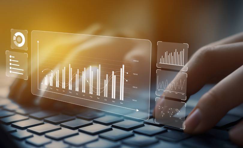 Uma pessoa digitando em um teclado de computador com um gráfico de barras, simbolizando a preparação de dados com o Dataprep.