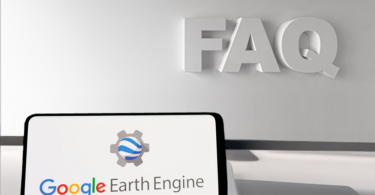 Tela de um celular com o logotipo do Google Earth Engine. Com escrita em relevo na parede branca, o fundo da imagem apresenta a sigla FAQ.